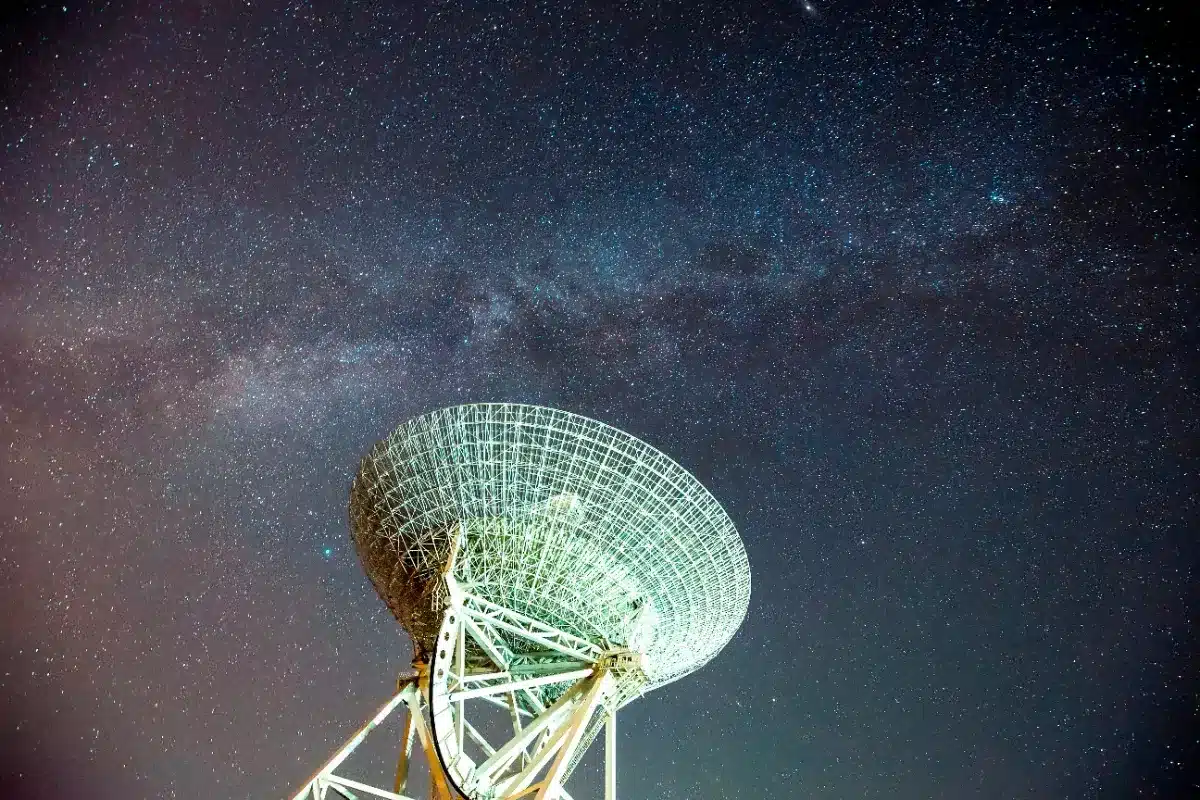 Des astronomes sud-africains captent un signal laser venu de 8 milliards d'années-lumière : « nous avons d'abord cru à une erreur de calibration »