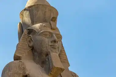 Égypte : Un citoyen remarque une pierre gravée, des fouilles mettent au jour deux statues royales dont une de Ramsès II