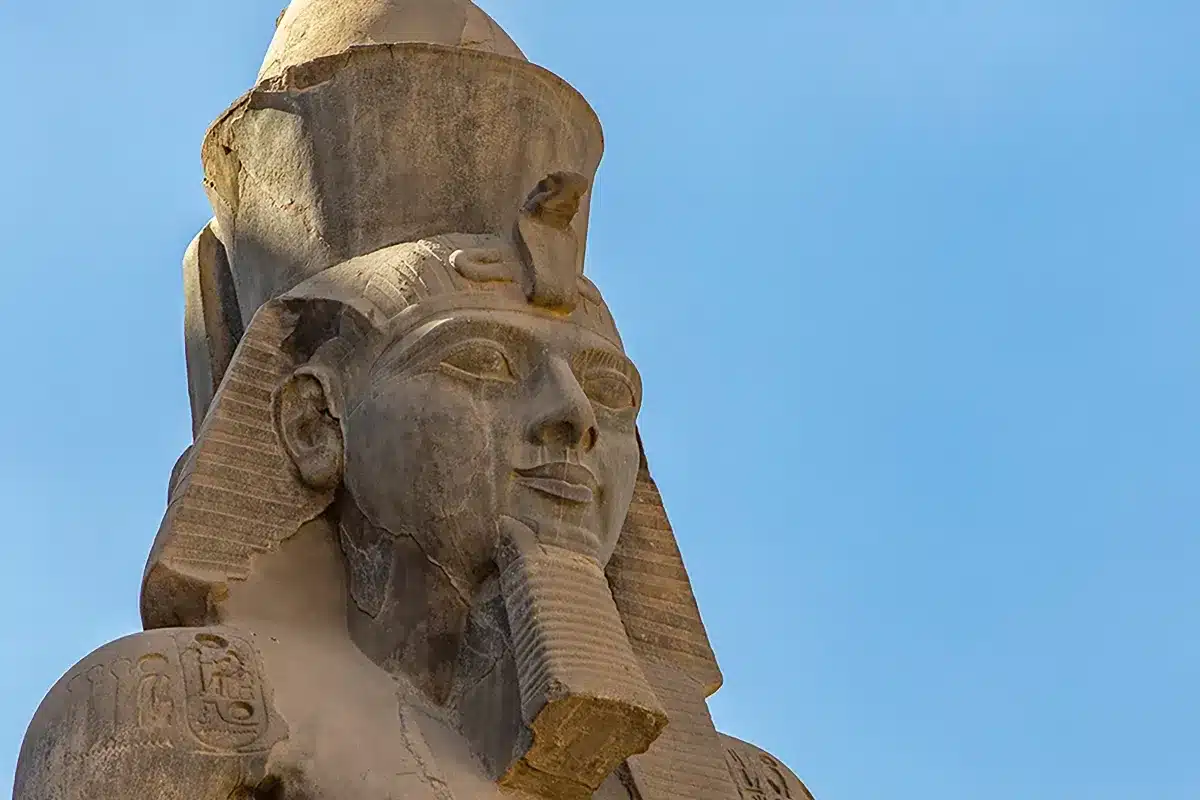 Égypte : Un citoyen remarque une pierre gravée, des fouilles mettent au jour deux statues royales dont une de Ramsès II