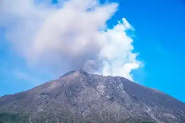 Indonésie : l'éruption du volcan Lewotobi a lancé des bombes volcaniques géantes à plus de 6,5 km, voici ce qu'il s'est produit