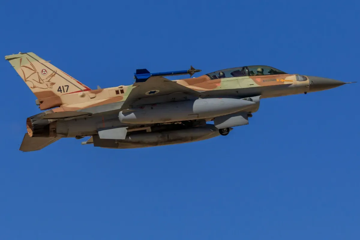 Iran reçoit un message via les avions israéliens : des chasseurs et ravitailleurs ont franchi sa frontière avant de rebrousser chemin