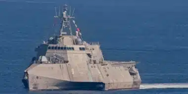 La Chine suit le navire de guerre américain USS Charleston, conflit à propos d'un récif disputé
