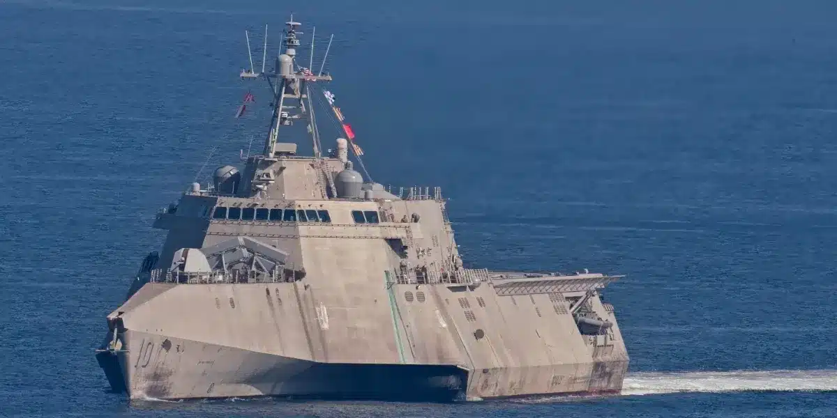 La Chine suit le navire de guerre américain USS Charleston, conflit à propos d'un récif disputé