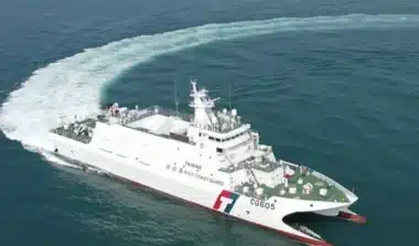 La garde côtière de Taïwan repousse un bateau de pêche chinois du continent avec des canons à eau