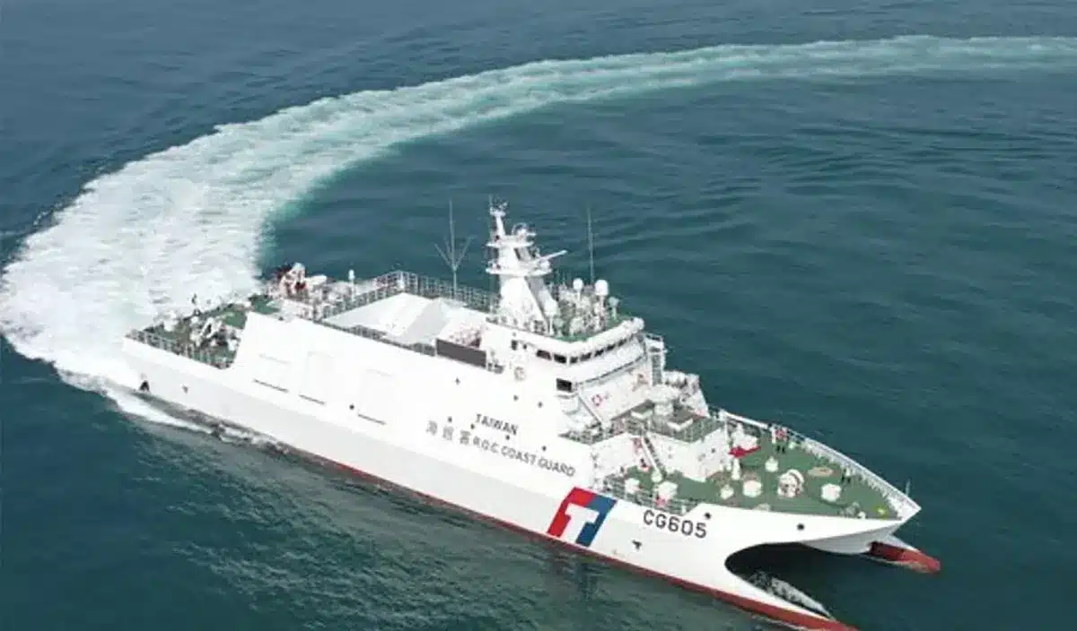 La garde côtière de Taïwan repousse un bateau de pêche chinois du continent avec des canons à eau