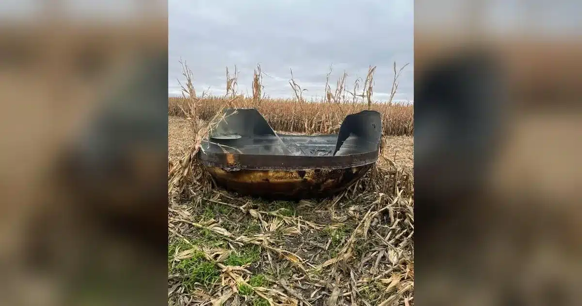 Un objet métallique de 3,3 mètres a été retrouvé dans un champ de maïs du Minnesota